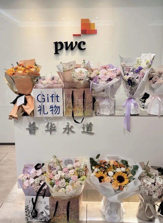 ▲普华永道员工毕业当天收到的鲜花,受访者供图