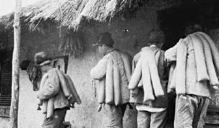 　志愿军战士们用干粮袋领炒面。