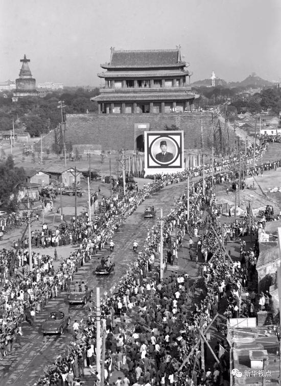 　　1956年9月30日，印度尼西亚共和国总统苏加诺应邀来中国访问，他乘坐汽车进入阜成门时，受到北京市人民的热烈欢迎。新华社记者杜修贤摄