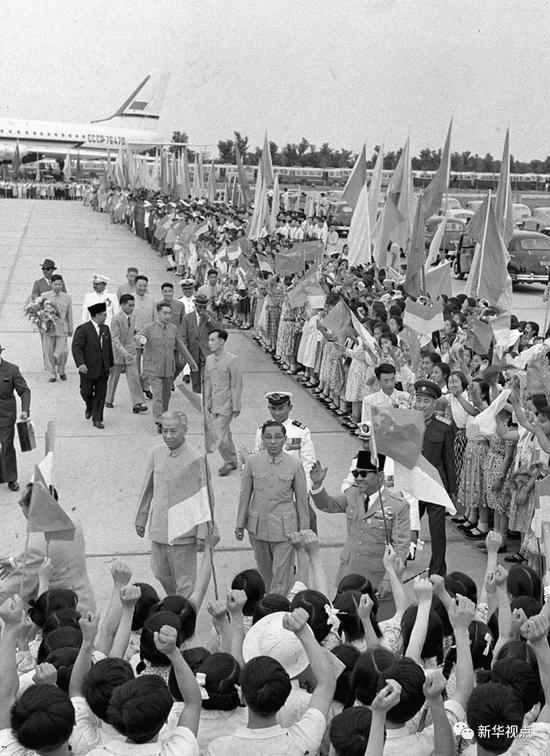 1961年6月13日， 首都人民在机场迎接来访的印度尼西亚共和国总统苏加诺。新华社记者张彬摄