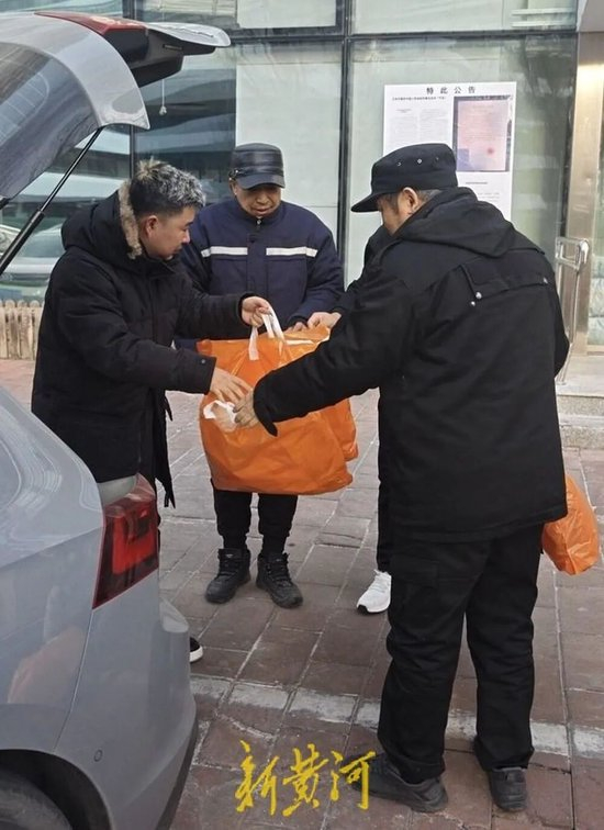 有爱心人士给医院捐赠物品。新黄河记者 李运恒 摄