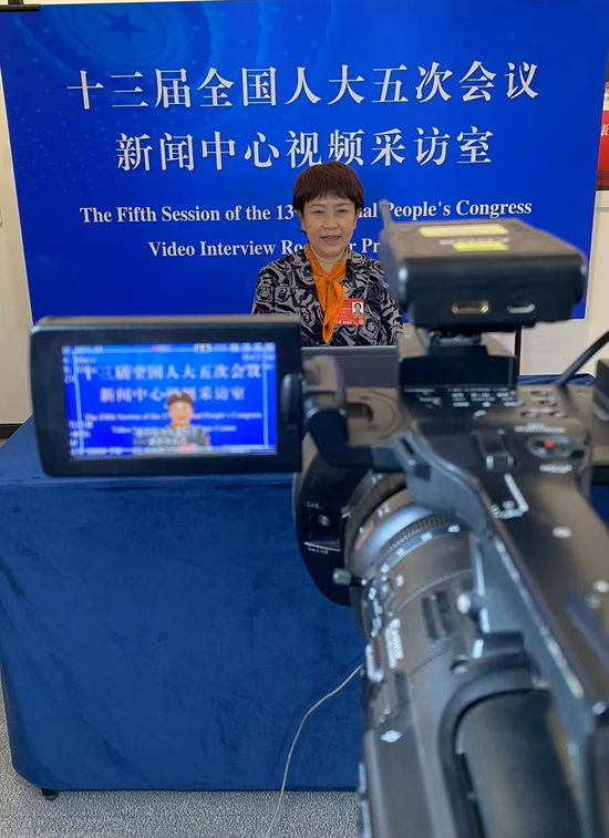 何学彬接受视频采访（徐蕾摄）