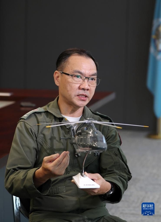 香港特区政府飞行服务队总监胡伟雄接受记者采访（6月20日摄）。新华社记者 李钢 摄