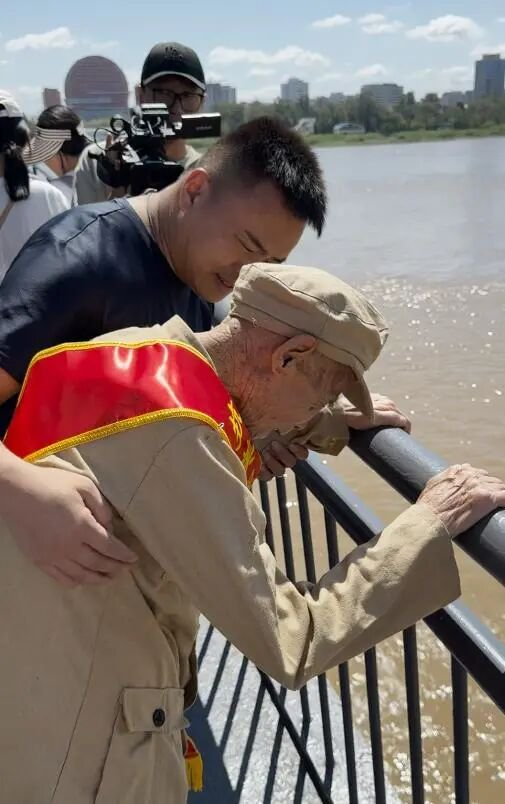志愿军老兵杨天银重返鸭绿江断桥（视频截图）