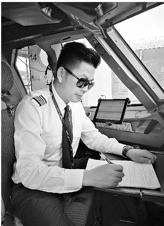 机长王德刚在工作中。