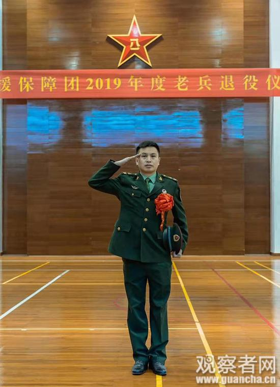 　给16年的军营生活划上一个句号。（冯树湘供图）