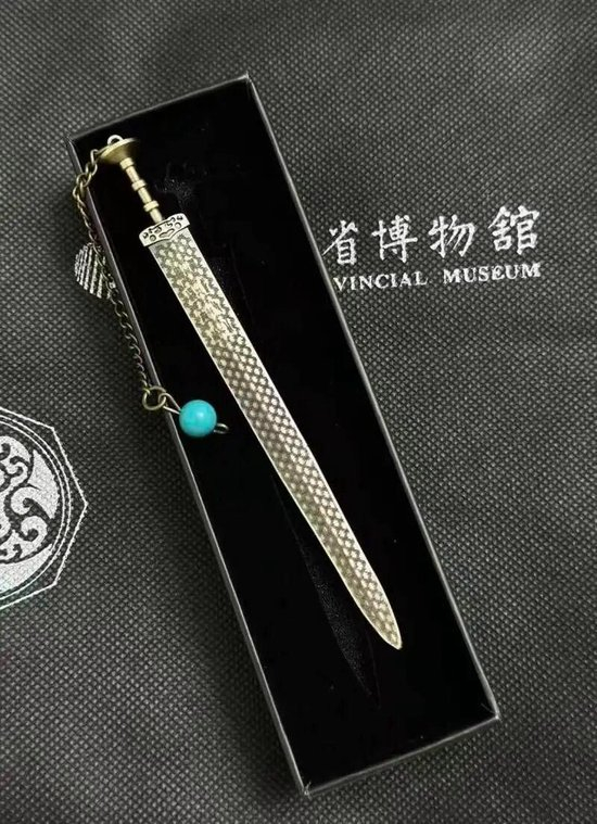 网友晒出的越王勾践剑相关文创产品。 网络截图