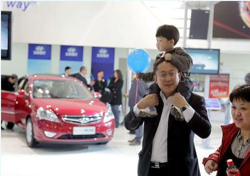 2010年，北京汽车展销会上常能见到全家出动的市民来选购新车。罗伟摄