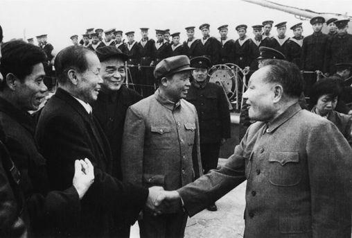  △1984年1月29日，邓小平在军舰上接见时任南光公司总经理柯正平。