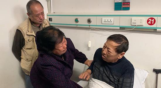 11月11日下午，聂树斌母亲及聂树斌案《一案两凶，谁是真凶》报道者马云龙探望郑成月 澎湃新闻记者 顾一帆 图
