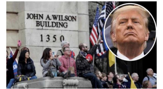 12月12日，特朗普乘直升机离开白宫时，支持者仰头瞩目