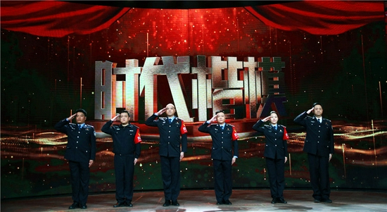 福建省“漳州110”成员代表在“时代楷模”发布仪式上敬礼（1月4日摄）。“漳州110”是人民群众对福建省漳州市公安局巡特警支队直属大队的简称。自1990年8月成立以来，这个代号守护了当地百姓30余年。新华社记者 潘旭 摄