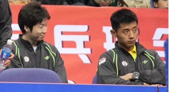  水谷隼看张继科的这张照片，成为经典。