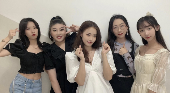 “上戏416女团”合影，从左至右分别为朱佳音、边靖婷、程校晨、杨淅、朱鹮。本文图片为 受访者 供图