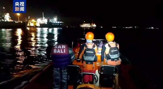 △救援人员展开搜救工作