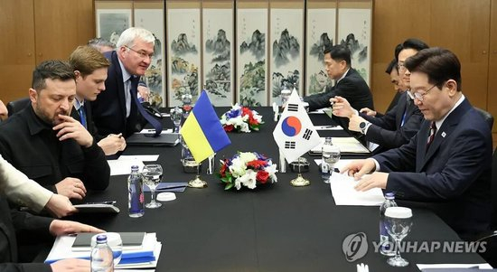 资料图片：韩乌首脑会谈。（图源韩联社）