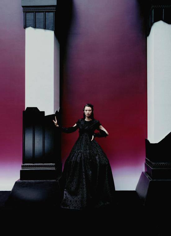 模特王雯琴为HAIZHEN WANG2021秋冬系列拍摄的大片