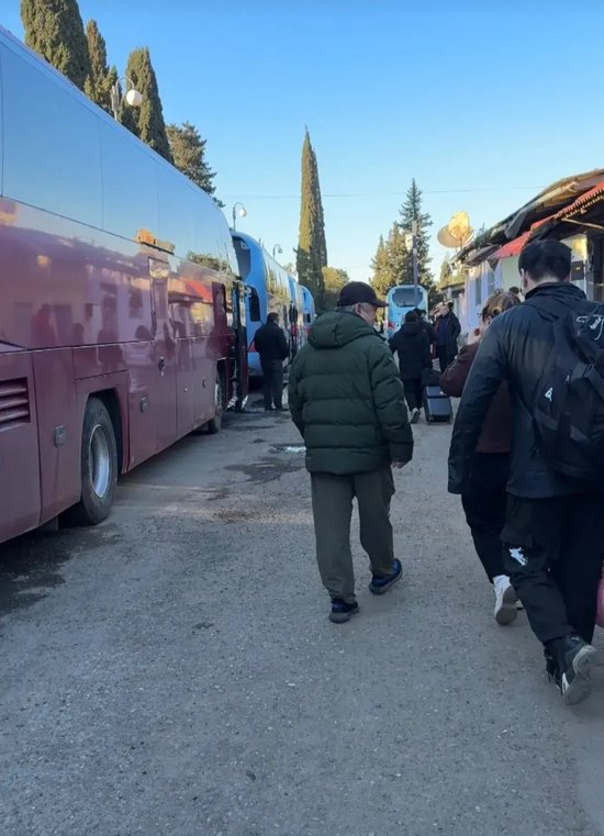 　正在撤离的民众