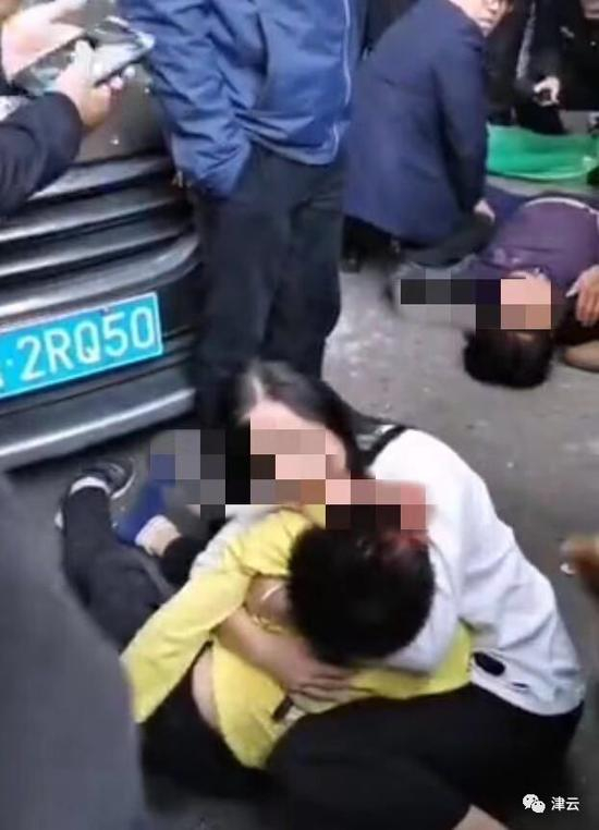  罗希母亲抱着已死亡的儿子痛哭