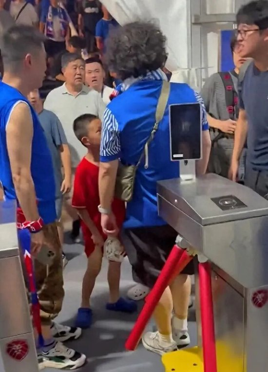 围堵穿武磊球衣的小球迷，岂止过分