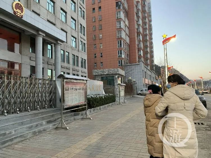 庭审结束，被害女子的母亲（左）站在法庭外痛哭流涕。/记者沈度