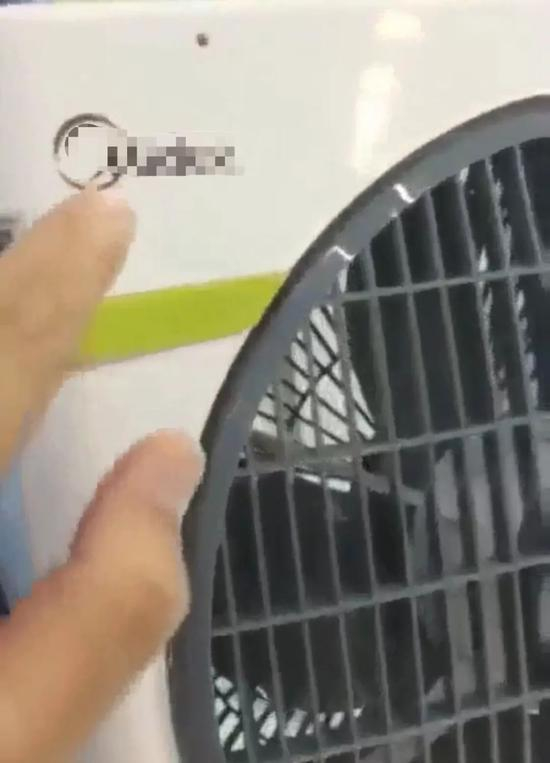 　　▲卖家食指位置是安装摄像头的地方，一般隐藏在商标下。受访者供图