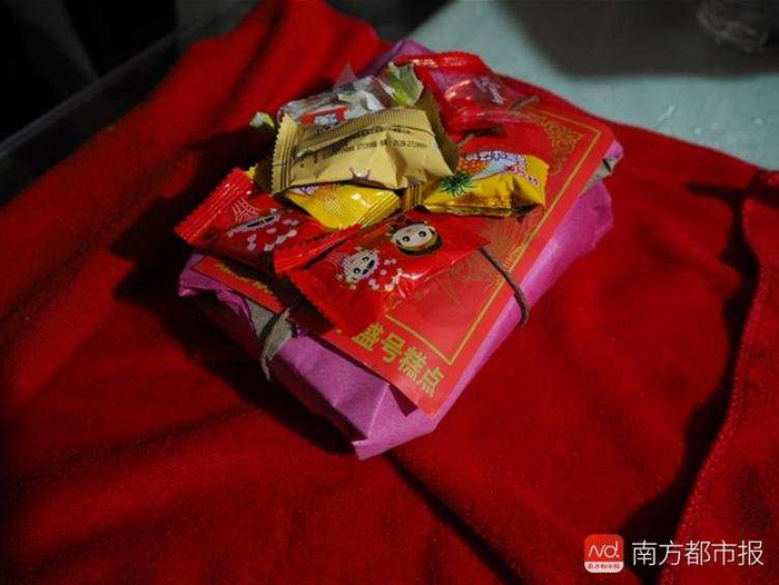 　　鲁西南婚俗，相亲成功后，媒礼钱都由男方出，女方只需捎个“喜礼”，即用两块红手巾相叠，包一封果子（糕点）、几十元钱送给媒人。