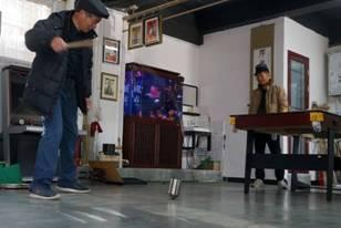 陀螺是老年朋友们小时候的记忆。健康时报记者牛宏超/摄