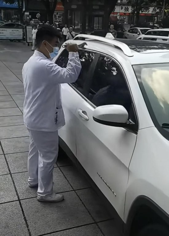 　　▲医护破窗急救（视频截图）