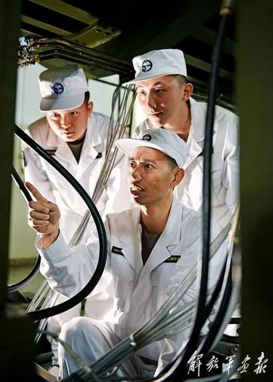  王忠心在传授操作技巧