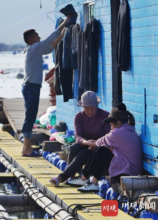  ▲巴木玉布木今天搬海参笼时把手给扭了，巫其作古用消炎凝胶为其消肿