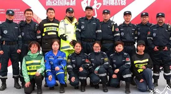 ▷合影中前排左一为为郭玉芹