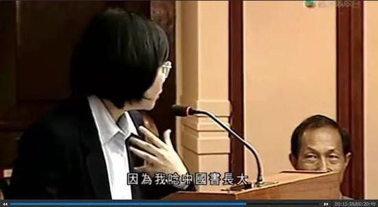  讲得声情并茂，还配有肢体语言。只是如今看来这脸打得实在太响。