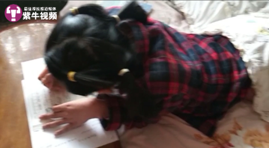 　　琪琪趴着写作业