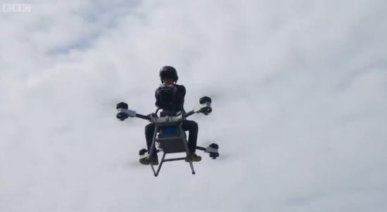  （赵德力驾驶自造“飞行摩托”，报道截图。）