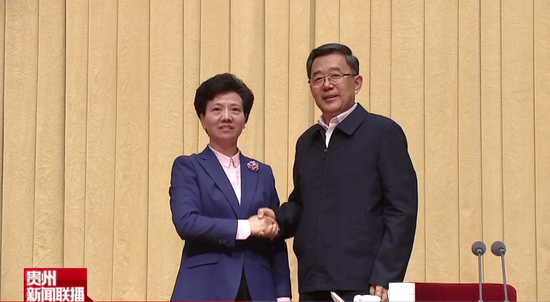  谌贻琴（左）和孙志刚，两任贵州省委书记握手