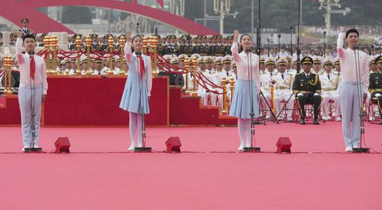　　7月1日上午，庆祝中国共产党成立100周年大会在北京天安门广场隆重举行。这是共青团员和少先队员代表集体致献词。新华社记者 陈建力 摄