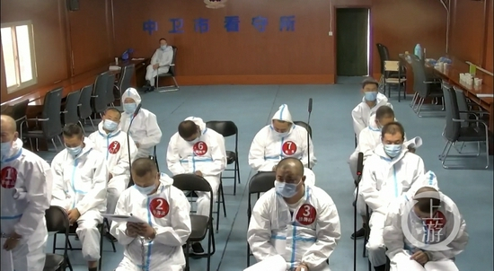  ▲8月21日上午，宁夏中卫市沙坡头区法院，李根山案庭审现场 。图片来源/庭审直播网截图