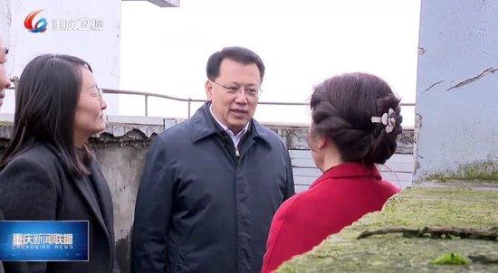 调研途中,重庆市委书记袁家军暗访,对临时赶到现场的工作人员说,立