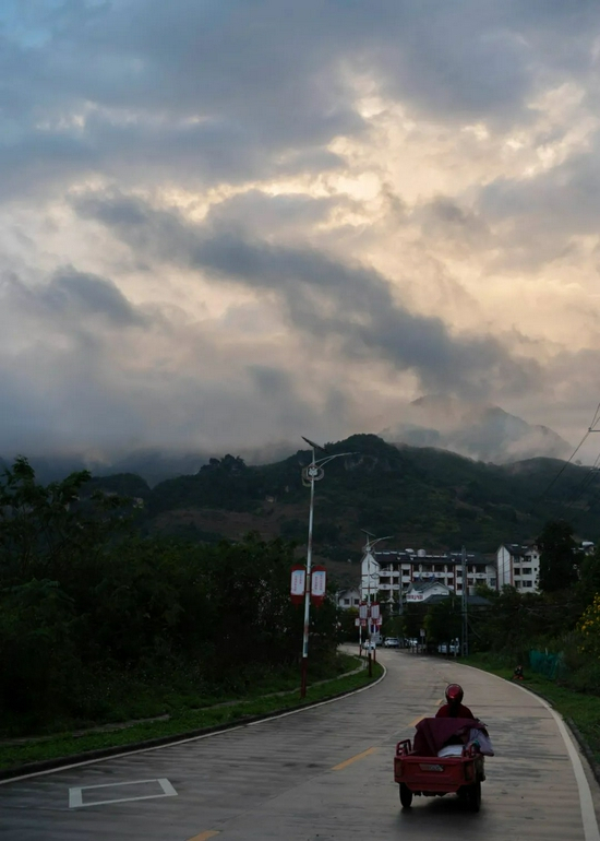 今年的雨水比往年多，10月份雨季结束后，还经常下起阵雨，这是者东镇的一角（金海 摄）