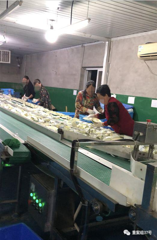 　　▲餐具经过消毒后，维洁康厂内工人戴着线手套为餐具摆盘，不少人的手套已经发黄、发黑。 新京报记者 刘经宇 摄