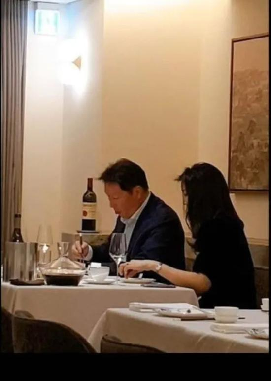 ·崔泰源与情人在一起。