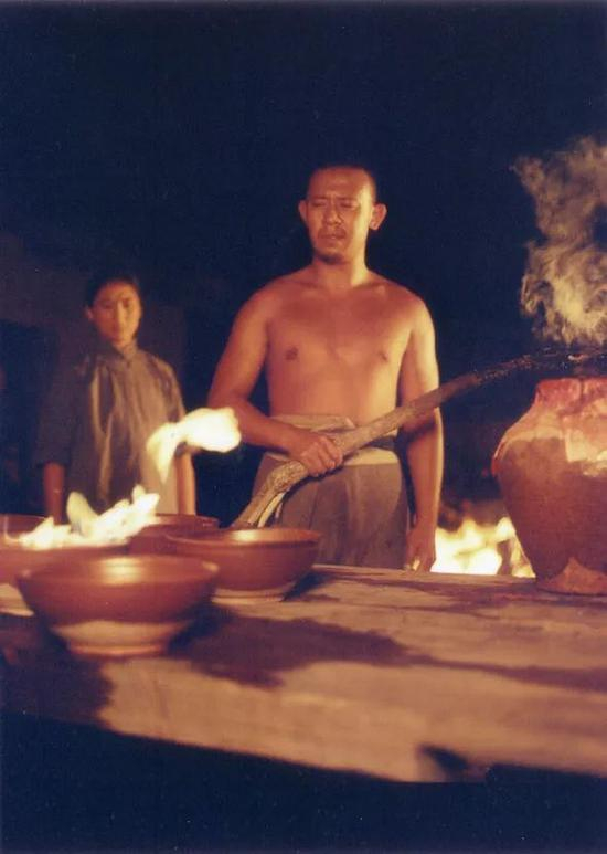 电影《红高粱》中的姜文，事实上，这部影片作为张艺谋的成名作，充满了张扬恣意的阳刚气息