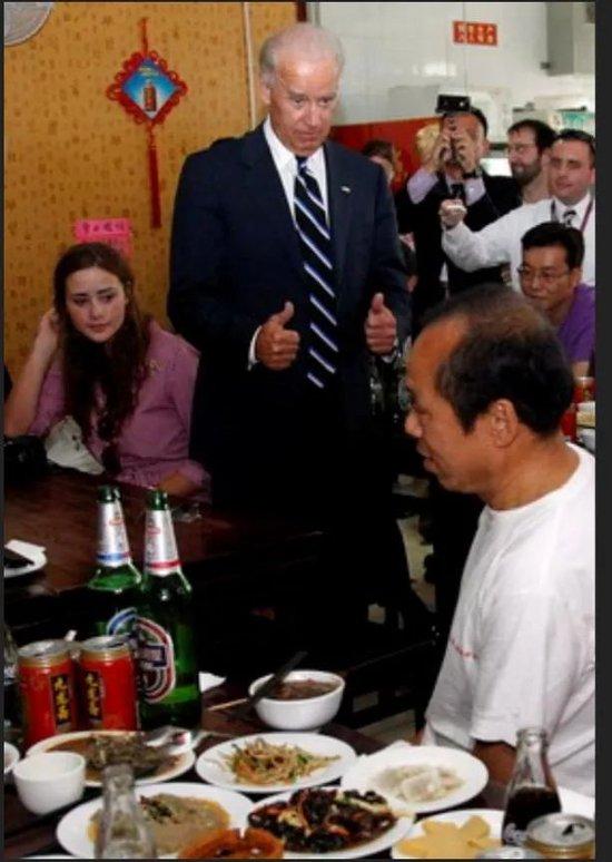  2011年，拜登在姚记炒肝吃饭，与人打招呼时，邻桌桌面上有两瓶普通燕京啤酒