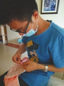 李长清在病房忙碌。