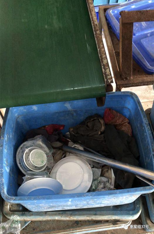 　　▲传送带下的箱子里散落着来不及装箱的餐具，里面的脏抹布用来擦抹塑料箱。 新京报记者 刘经宇 摄