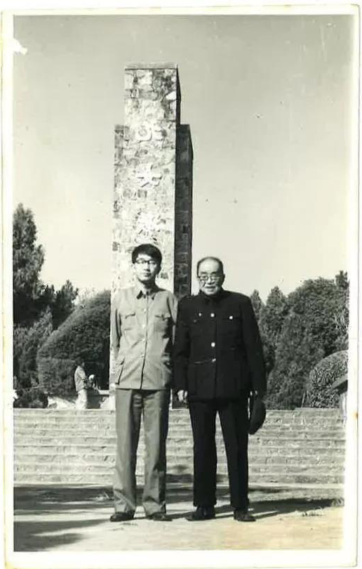 图片说明：作者（左）与徐铸成先生在武昌九女墩纪念碑前