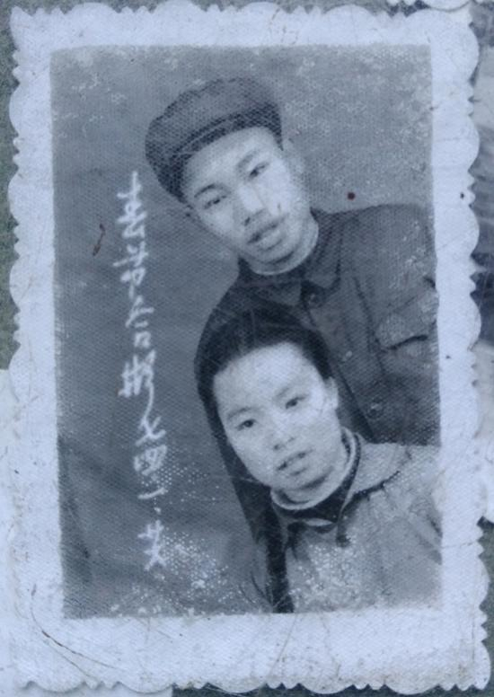 李锦莲与妻子合照。 &nbsp;澎湃新闻记者 张小莲 翻拍