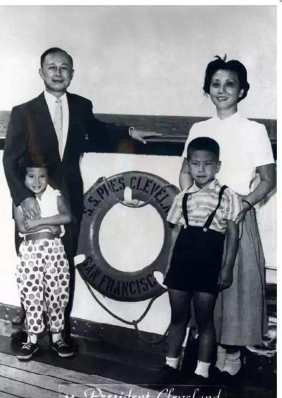 △1955年9月17日，钱学森一家踏上归程，此时这位孤悬海外多年即将回到祖国怀抱的游子脸上，露出了幸福、温馨、胜利的微笑。临行前，他告诉美国记者：“我打算尽我最大的努力帮助中国人民建设自己的国家，以便他们能够过上有尊严的幸福生活。”