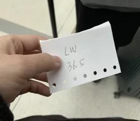  写着名字和温度的纸条。（作者供图）